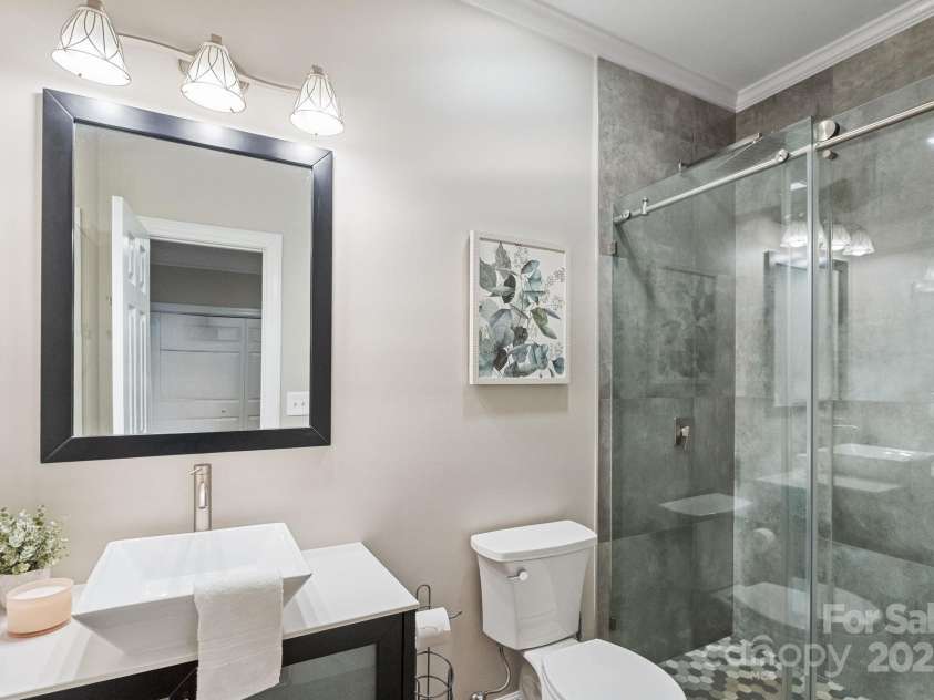 501 Colonels Court, Clover, SC 29710.  MLS# CAR4288032, YatesRealty ID 33243. Guest Bathroom