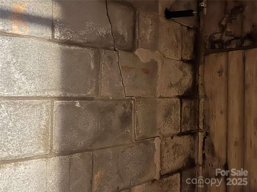 430 Laurel Heights Lane, Tryon, NC 28782.  MLS# CAR4277530, YatesRealty ID 33245. 