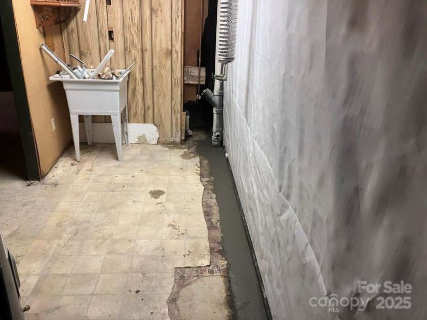 430 Laurel Heights Lane, Tryon, NC 28782.  MLS# CAR4277530, YatesRealty ID 33245. 