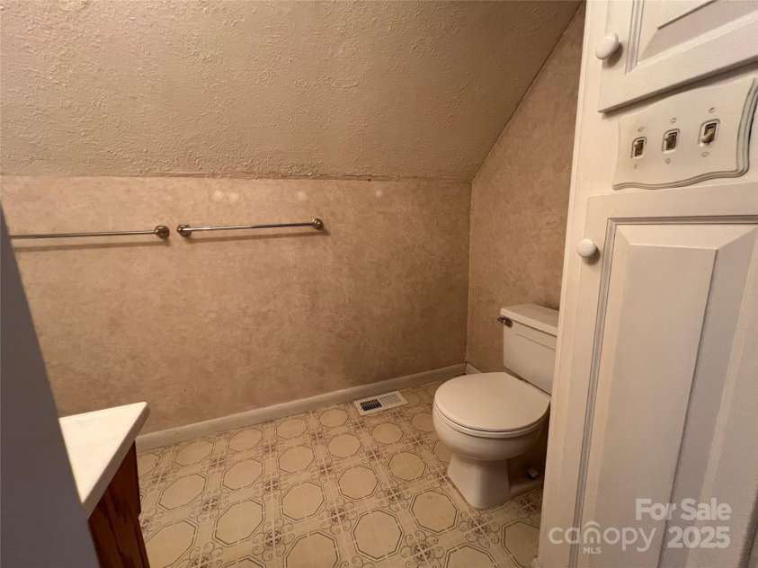 430 Laurel Heights Lane, Tryon, NC 28782.  MLS# CAR4277530, YatesRealty ID 33245. Upstairs bath