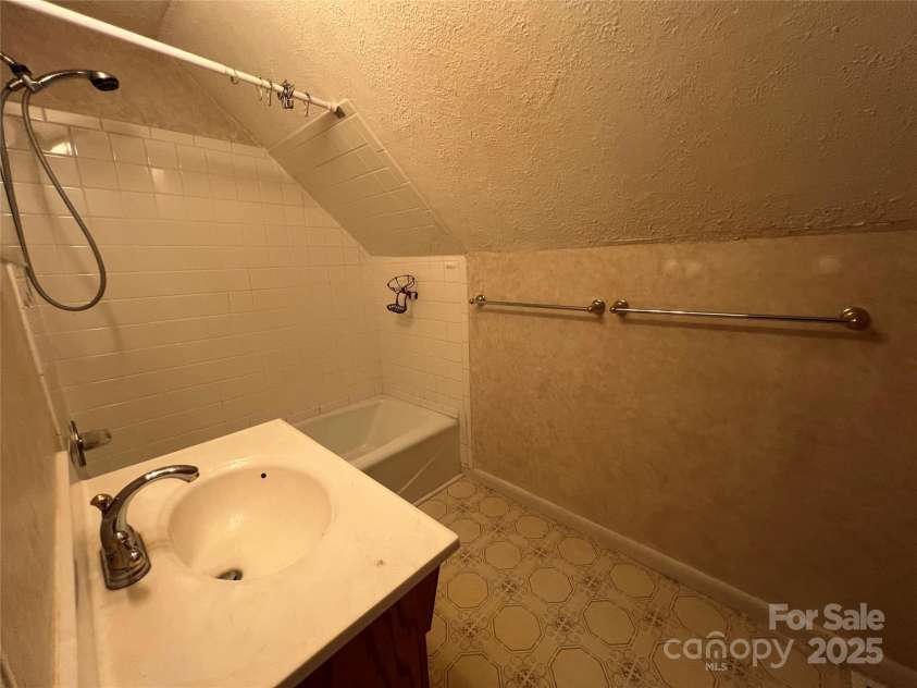 430 Laurel Heights Lane, Tryon, NC 28782.  MLS# CAR4277530, YatesRealty ID 33245. Upstairs bath