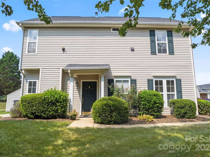 8856 Cinnabay Drive, Charlotte, NC 28216.  MLS# CAR4288985, YatesRealty ID 33246. 