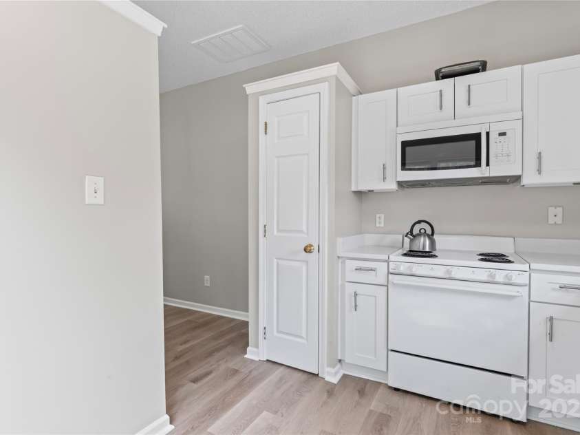 8856 Cinnabay Drive, Charlotte, NC 28216.  MLS# CAR4288985, YatesRealty ID 33246. 