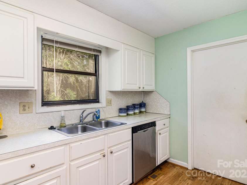 10520 Misty Ridge Lane, Charlotte, NC 28277.  MLS# CAR4280214, YatesRealty ID 33247. 