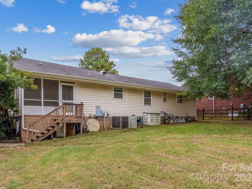 10520 Misty Ridge Lane, Charlotte, NC 28277.  MLS# CAR4309596, YatesRealty ID 33247. Beautiful backyard