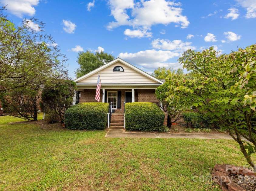 10520 Misty Ridge Lane, Charlotte, NC 28277.  MLS# CAR4309596, YatesRealty ID 33247. Brick Front of Home