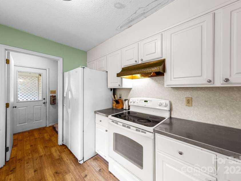 10520 Misty Ridge Lane, Charlotte, NC 28277.  MLS# CAR4309596, YatesRealty ID 33247. Kitchen 