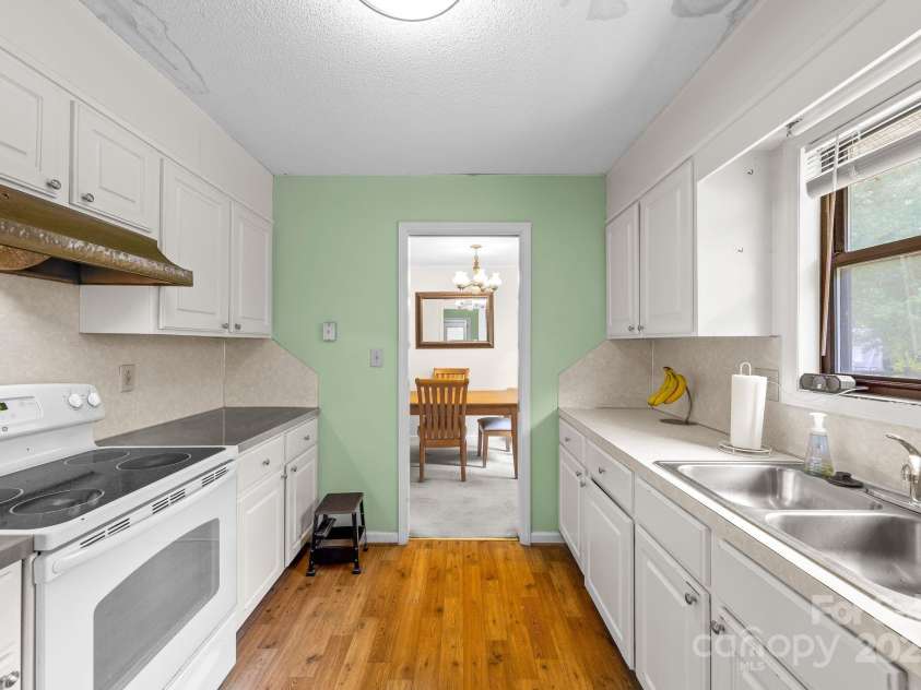 10520 Misty Ridge Lane, Charlotte, NC 28277.  MLS# CAR4309596, YatesRealty ID 33247. Kitchen from Dining Area