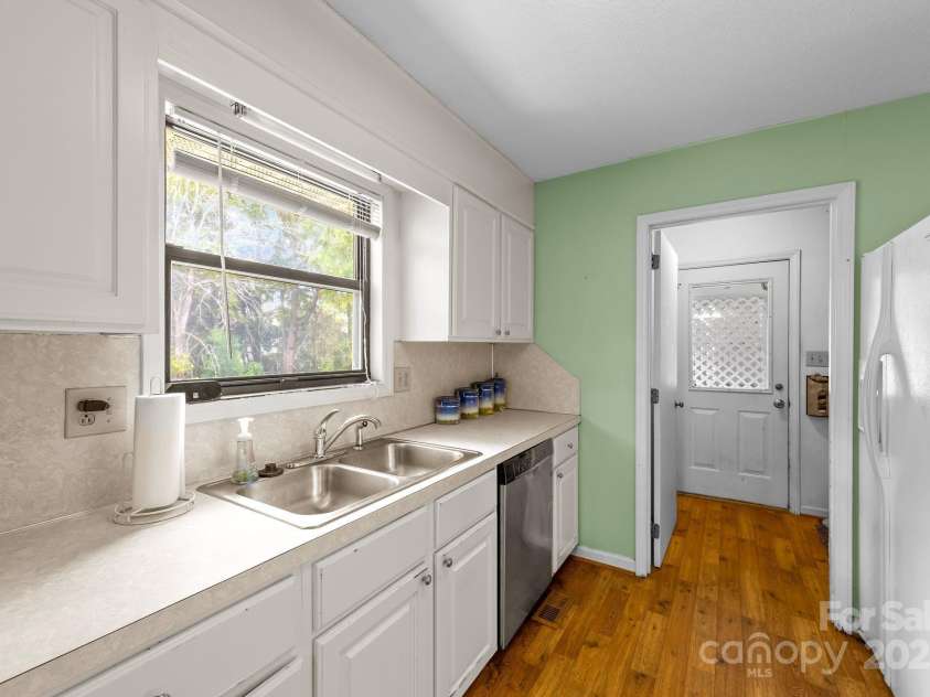 10520 Misty Ridge Lane, Charlotte, NC 28277.  MLS# CAR4309596, YatesRealty ID 33247. Kitchen with Pantry