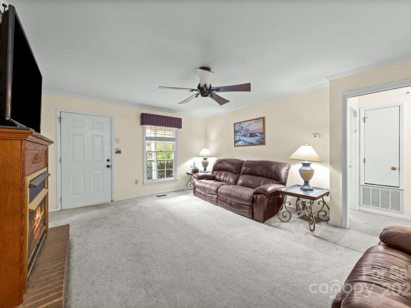 10520 Misty Ridge Lane, Charlotte, NC 28277.  MLS# CAR4309596, YatesRealty ID 33247. Open Living Room