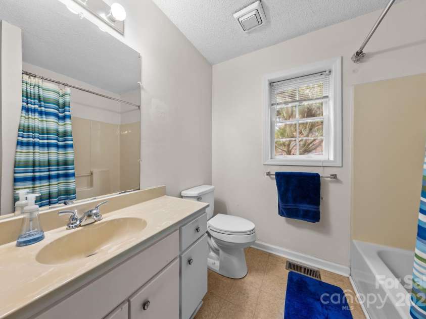 10520 Misty Ridge Lane, Charlotte, NC 28277.  MLS# CAR4309596, YatesRealty ID 33247. Primary Ensuite