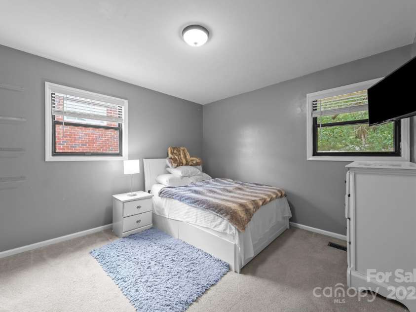 10520 Misty Ridge Lane, Charlotte, NC 28277.  MLS# CAR4309596, YatesRealty ID 33247. Secondary Bedroom with plenty of room