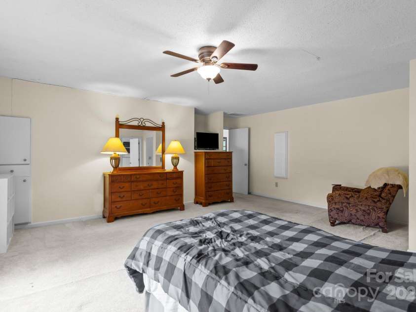 10520 Misty Ridge Lane, Charlotte, NC 28277.  MLS# CAR4309596, YatesRealty ID 33247. Spacious Primary Bedroom