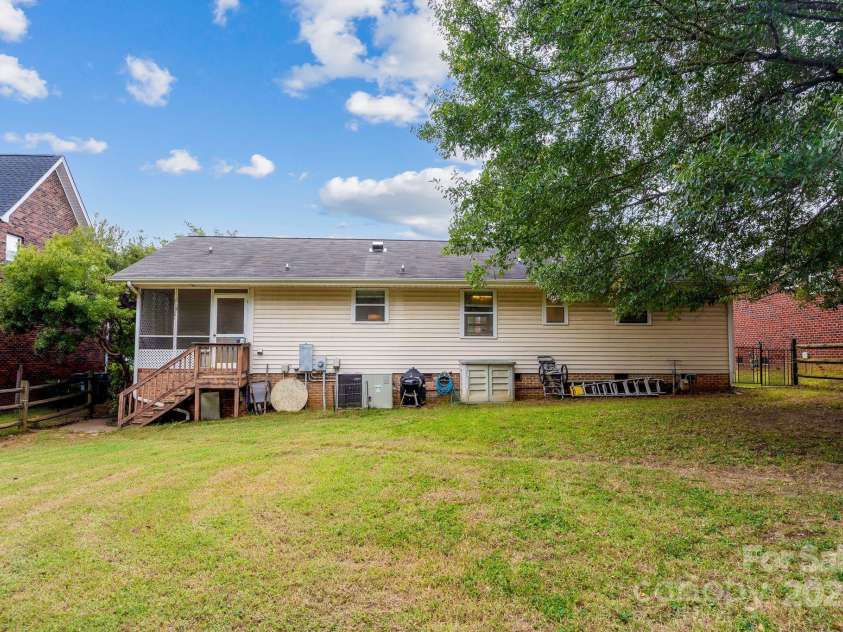10520 Misty Ridge Lane, Charlotte, NC 28277.  MLS# CAR4309596, YatesRealty ID 33247. Wonderful backyard