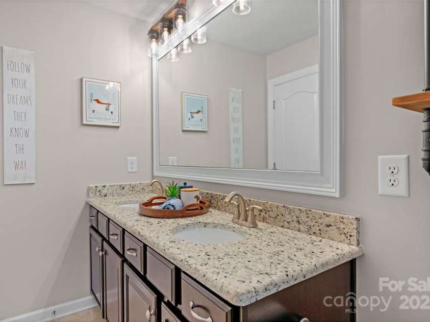 1809 Old Bennington Drive, Waxhaw, NC 28173.  MLS# CAR4280543, YatesRealty ID 33248. 