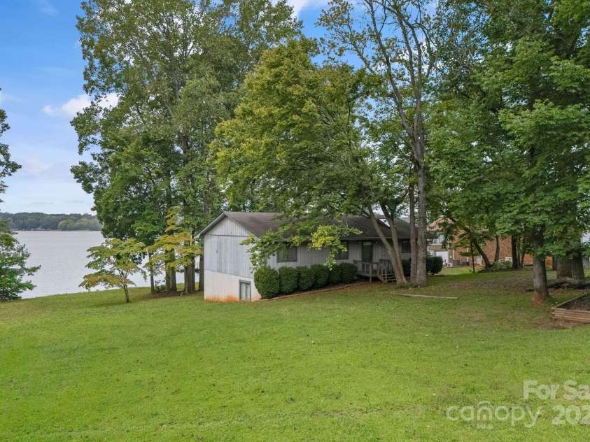 346 Lakeview Shores Loop, Mooresville, NC 28117.  MLS# CAR4293141, YatesRealty ID 33249. 