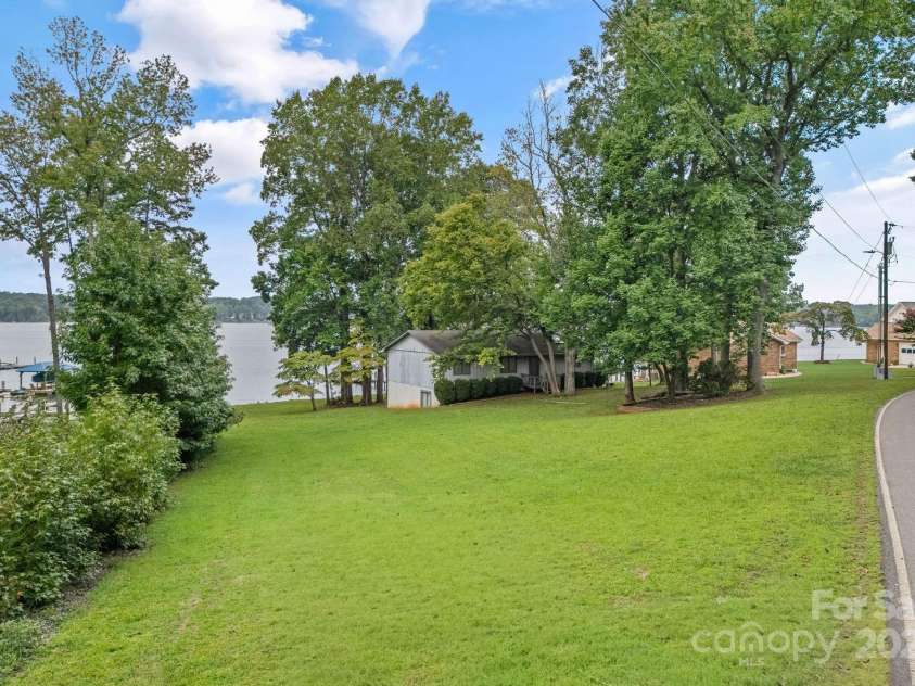 346 Lakeview Shores Loop, Mooresville, NC 28117.  MLS# CAR4293141, YatesRealty ID 33249. 