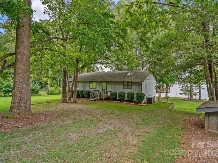 346 Lakeview Shores Loop, Mooresville, NC 28117.  MLS# CAR4293141, YatesRealty ID 33249. 
