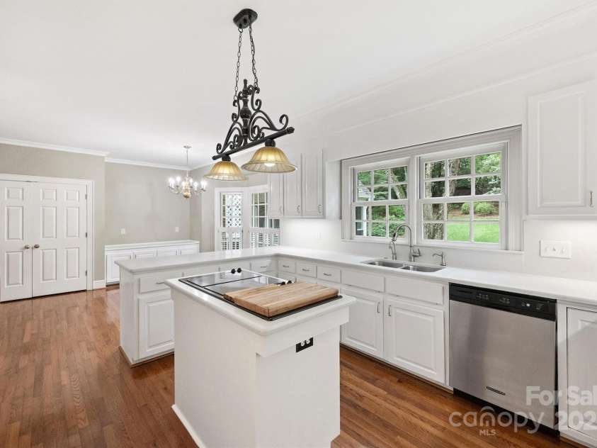 6820 Aronomink Drive, Charlotte, NC 28210.  MLS# CAR4292240, YatesRealty ID 33250. 