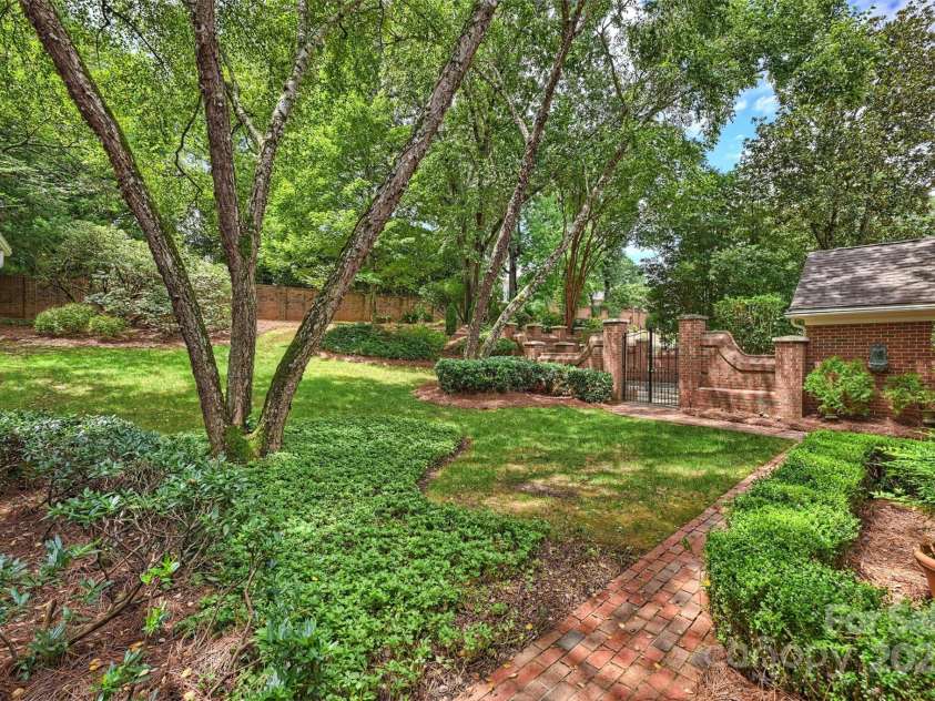 6820 Aronomink Drive, Charlotte, NC 28210.  MLS# CAR4292240, YatesRealty ID 33250. 
