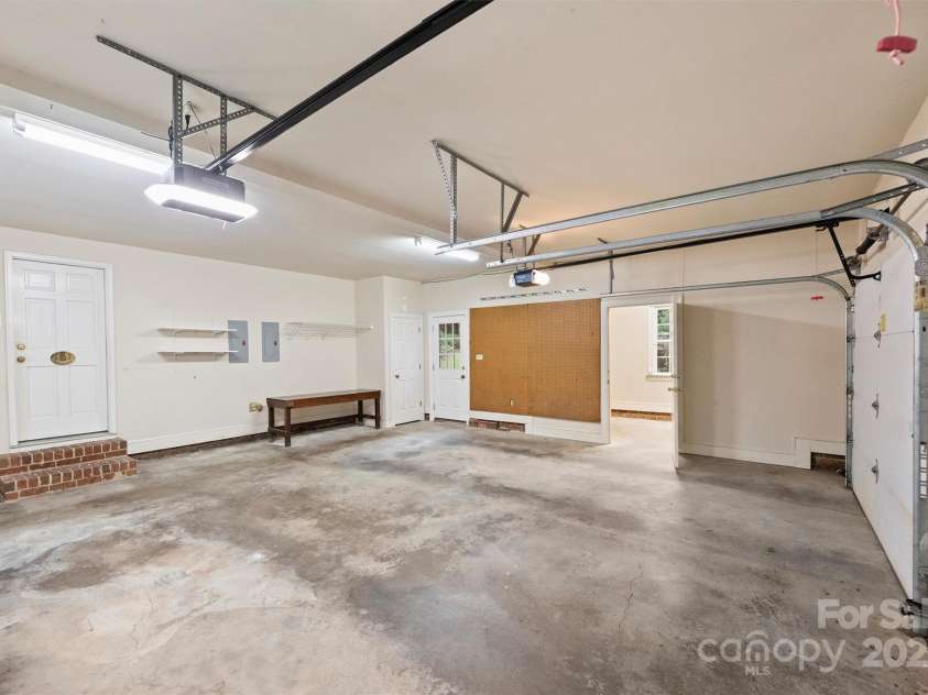 6820 Aronomink Drive, Charlotte, NC 28210.  MLS# CAR4292240, YatesRealty ID 33250. 