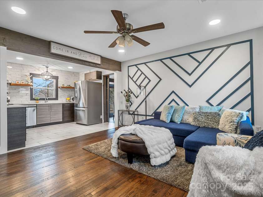 2627 Old North Sharon amity Road, Charlotte, NC 28205.  MLS# CAR4276372, YatesRealty ID 33255. 