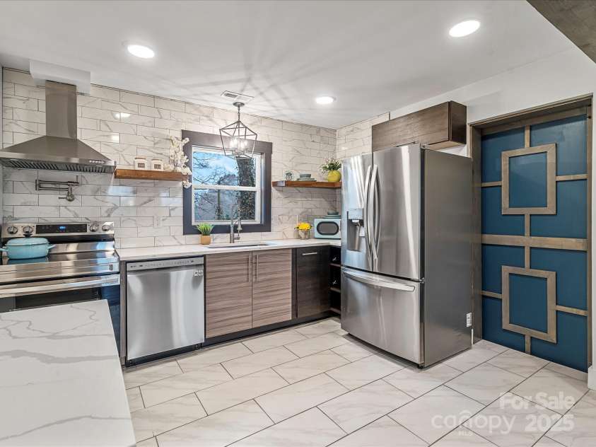 2627 Old North Sharon amity Road, Charlotte, NC 28205.  MLS# CAR4276372, YatesRealty ID 33255. 