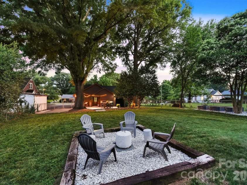 504 6th Street, Newton, NC 28658.  MLS# CAR4395019, YatesRealty ID 33257. 