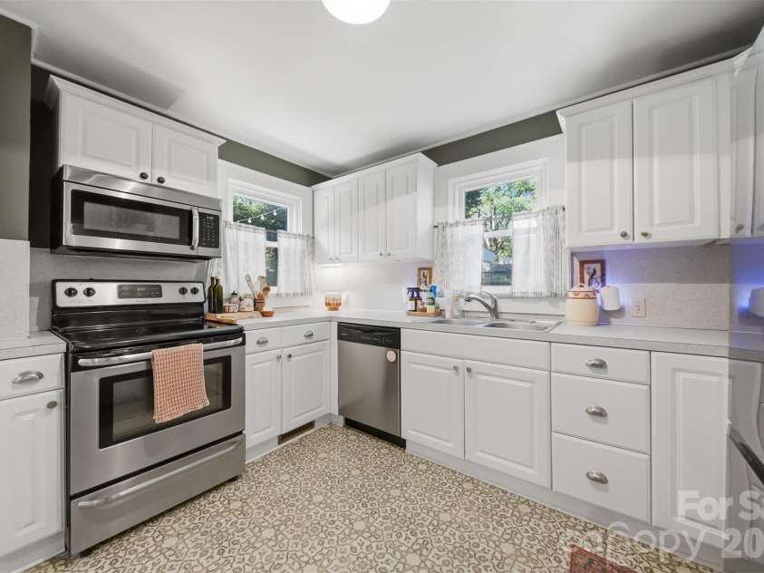 504 6th Street, Newton, NC 28658.  MLS# CAR4395019, YatesRealty ID 33257. 