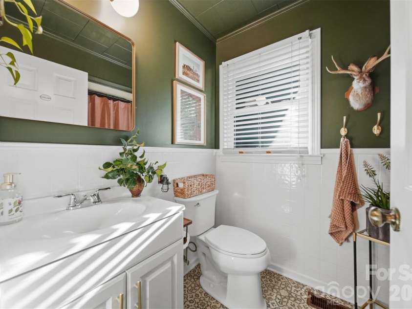 504 6th Street, Newton, NC 28658.  MLS# CAR4395019, YatesRealty ID 33257. 