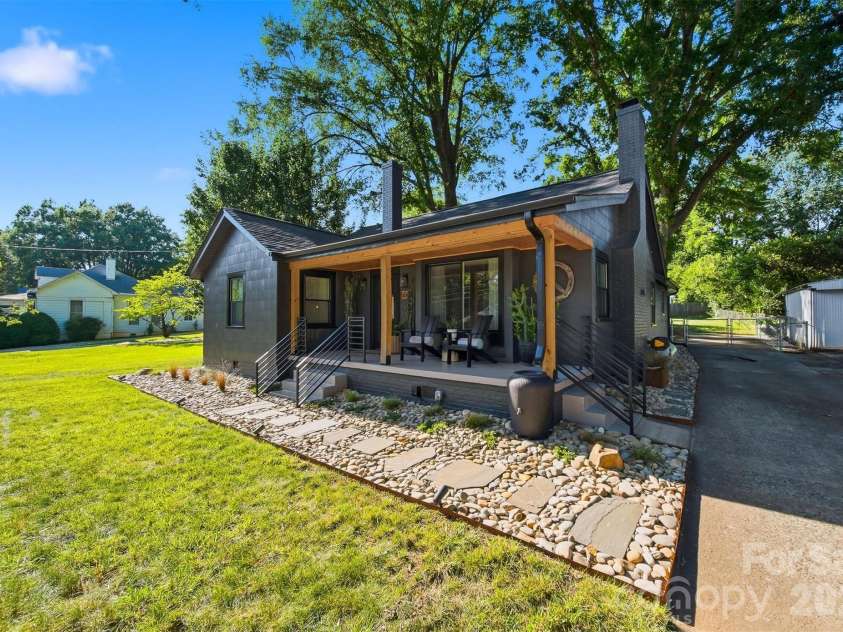 504 6th Street, Newton, NC 28658.  MLS# CAR4395019, YatesRealty ID 33257. 