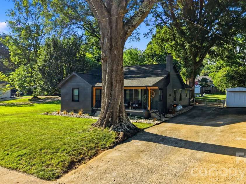 504 6th Street, Newton, NC 28658.  MLS# CAR4395019, YatesRealty ID 33257. 