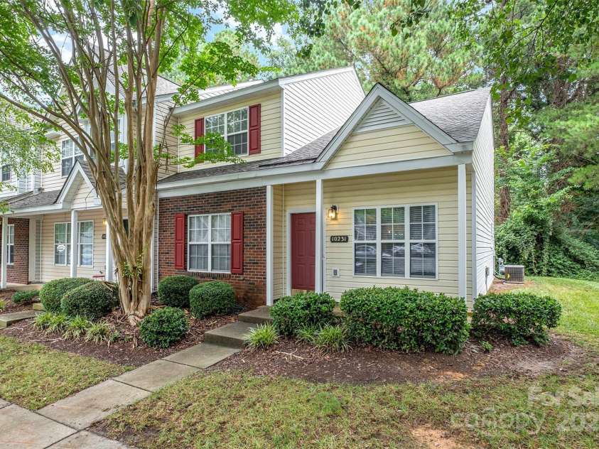 10231 Reindeer Way Lane, Charlotte, NC 28216.  MLS# CAR4288631, YatesRealty ID 33258. 