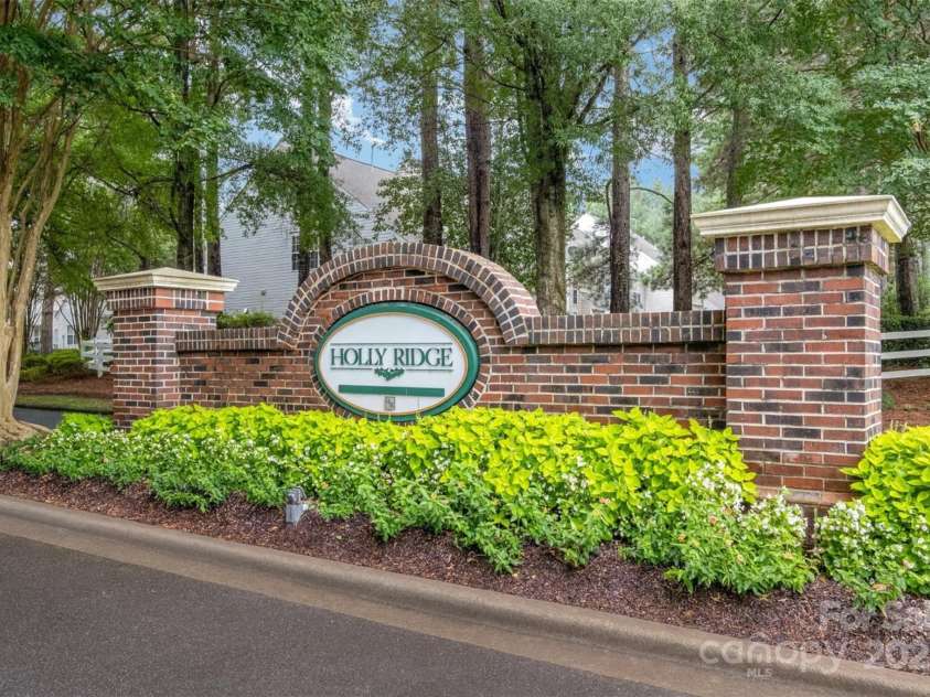 10231 Reindeer Way Lane, Charlotte, NC 28216.  MLS# CAR4288631, YatesRealty ID 33258. Holly Ridge neighborhood