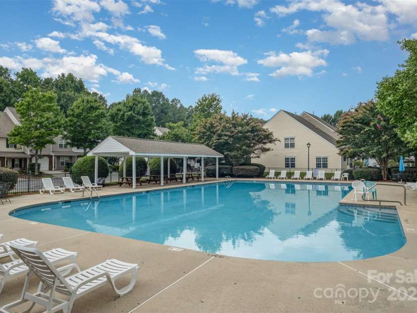 10231 Reindeer Way Lane, Charlotte, NC 28216.  MLS# CAR4288631, YatesRealty ID 33258. Holly Ridge neighborhood