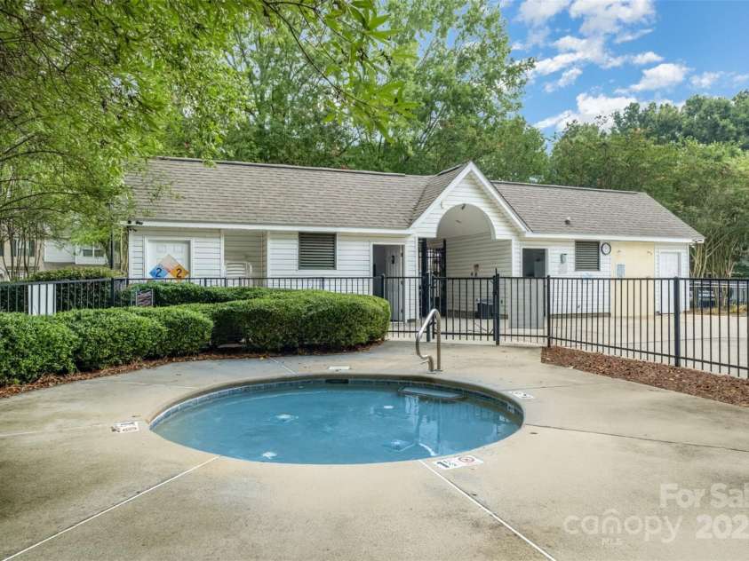 10231 Reindeer Way Lane, Charlotte, NC 28216.  MLS# CAR4288631, YatesRealty ID 33258. Holly Ridge neighborhood