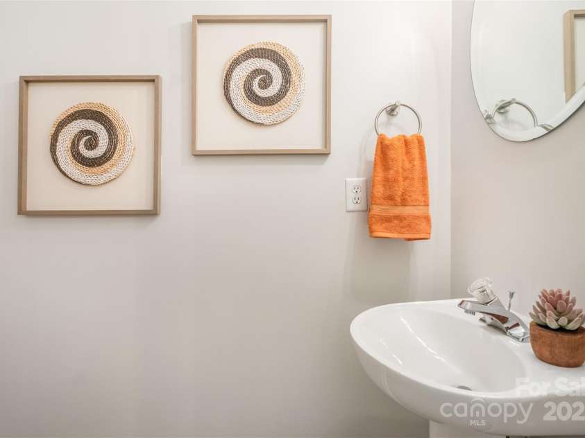 10231 Reindeer Way Lane, Charlotte, NC 28216.  MLS# CAR4288631, YatesRealty ID 33258. Main level guest 1/2 bath