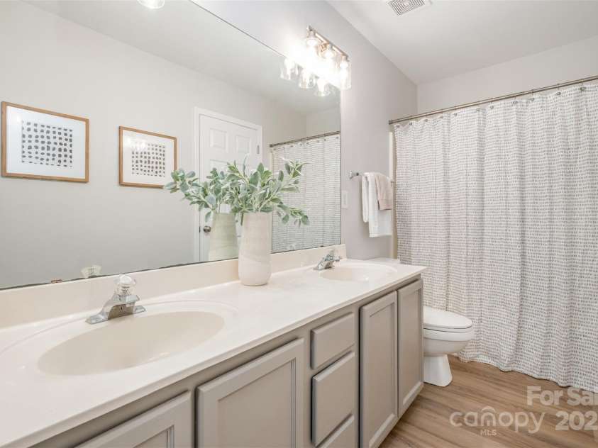 10231 Reindeer Way Lane, Charlotte, NC 28216.  MLS# CAR4288631, YatesRealty ID 33258. Main level primary suite