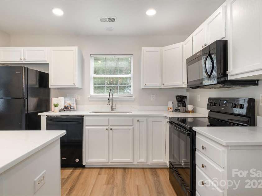 10231 Reindeer Way Lane, Charlotte, NC 28216.  MLS# CAR4288631, YatesRealty ID 33258. Renovated kitchen & dining area