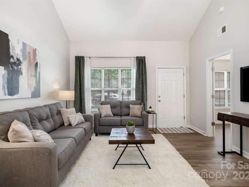 10231 Reindeer Way Lane, Charlotte, NC 28216.  MLS# CAR4288631, YatesRealty ID 33258. Two story great room