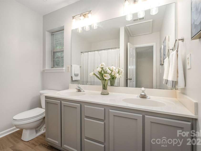 10231 Reindeer Way Lane, Charlotte, NC 28216.  MLS# CAR4288631, YatesRealty ID 33258. Upstairs full bath