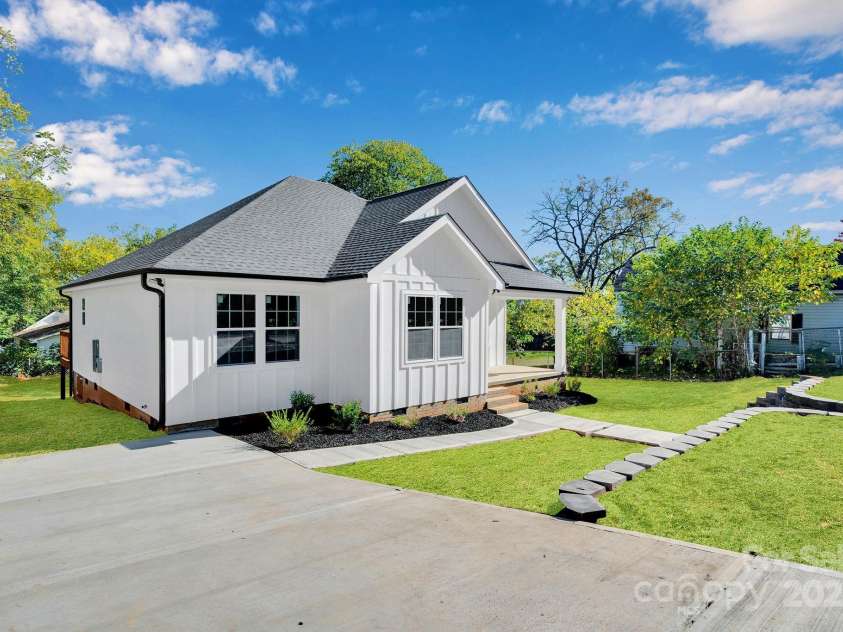 808 3rd Street, Kings Mountain, NC 28086.  MLS# CAR4286703, YatesRealty ID 3326. Driveway 