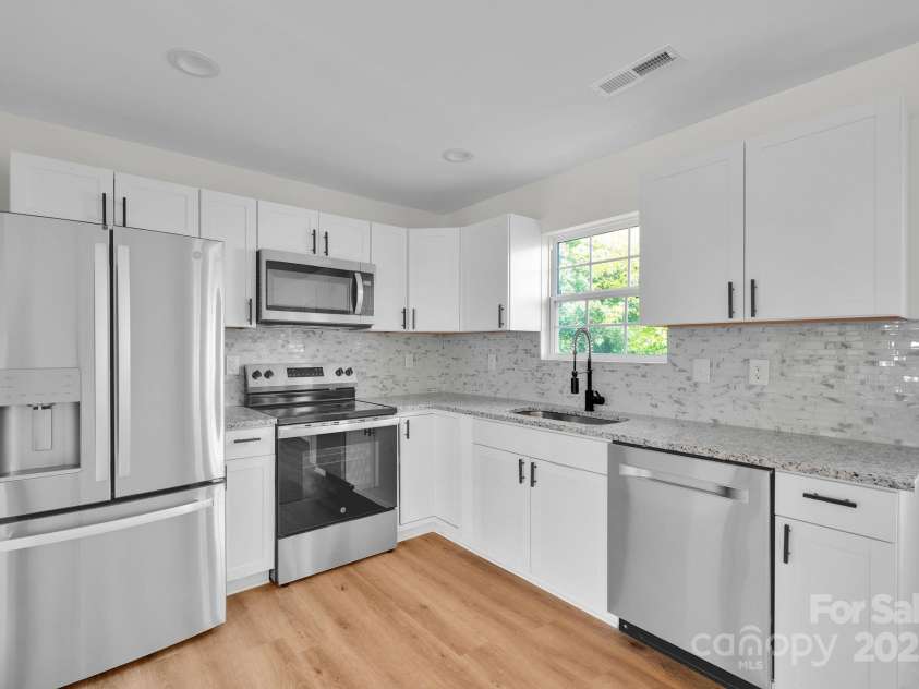 808 3rd Street, Kings Mountain, NC 28086.  MLS# CAR4286703, YatesRealty ID 3326. Stunning Kitchen