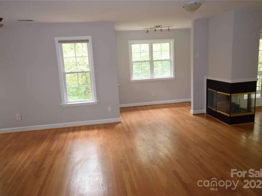809 Pine Forest Road, Charlotte, NC 28214.  MLS# CAR4203407, YatesRealty ID 3326. Gas fireplace in primary bedroom with nook