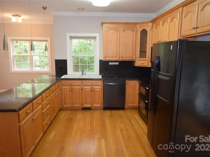 809 Pine Forest Road, Charlotte, NC 28214.  MLS# CAR4203407, YatesRealty ID 3326. Kitchen with maple cabinets