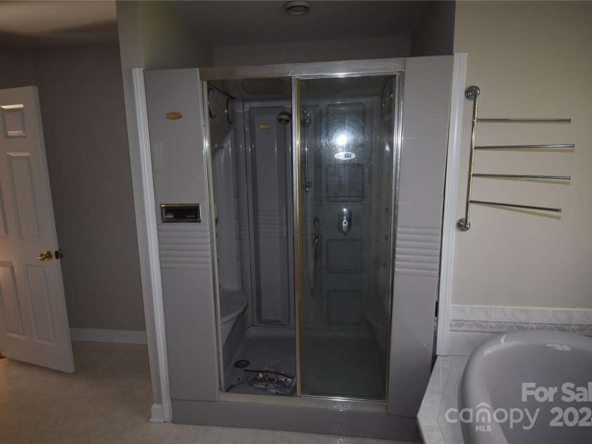 809 Pine Forest Road, Charlotte, NC 28214.  MLS# CAR4203407, YatesRealty ID 3326. Walkin shower with jets.