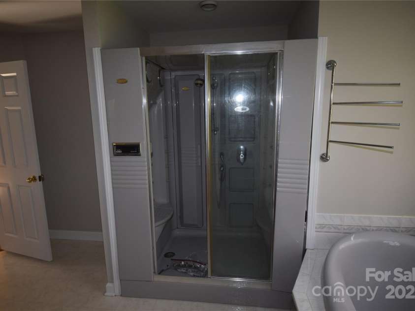 809 Pine Forest Road, Charlotte, NC 28214.  MLS# CAR4203407, YatesRealty ID 3326. Walkin shower with jets.
