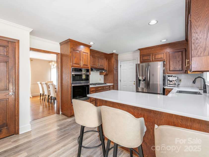 1231 Bennington Drive, Concord, NC 28027.  MLS# CAR4285344, YatesRealty ID 33260. RENOVATED WITH LVP FLOORING IN KITCHEN, BREAKFAST AND LIVING ROOM. SOLID WOOD CUSTOM CABINETS WITH PULL-OUT DRAWERS, NEW APPLIANCES