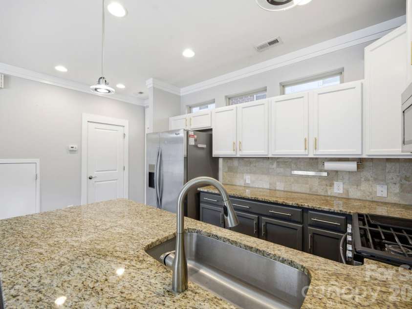 923 Warren Burgess Lane, Charlotte, NC 28205.  MLS# CAR4395797, YatesRealty ID 33261. 