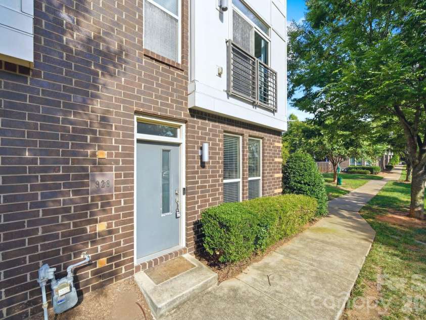923 Warren Burgess Lane, Charlotte, NC 28205.  MLS# CAR4395797, YatesRealty ID 33261. 